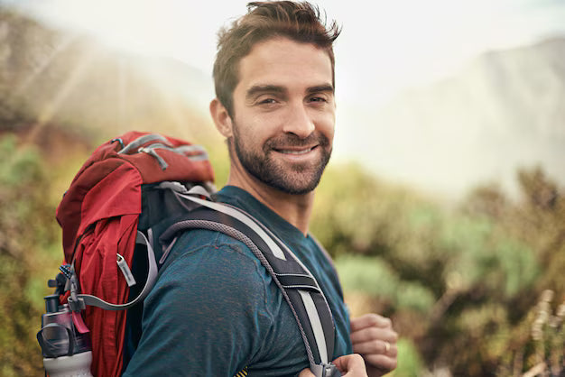 files/aventura-senderismo-retrato-hombre-montana-relajarse-forma-fisica-viajar-viaje-mochila-verano-entrenamiento-excursionistas-masculinos-camino-naturaleza-entrenar-libertad-explorar_5904.avif
