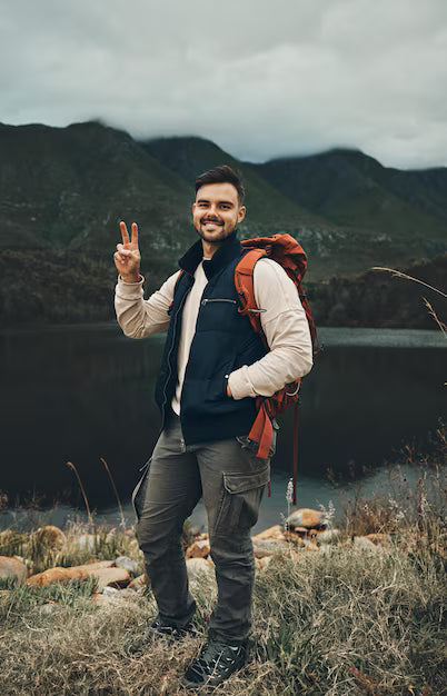 files/retrato-hombre-feliz-signo-paz-montana-viajes-senderismo-o-mochila-al-aire-libre-naturaleza-persona-masculina-o-senderista-sonrie-mochila-viajes-senderismo-o-aventura-felicidad-junto.avif